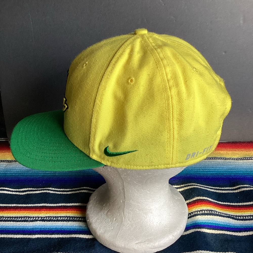 Nike classic 99 Oregon ducks SnapBack hat - Picture 4 of 11